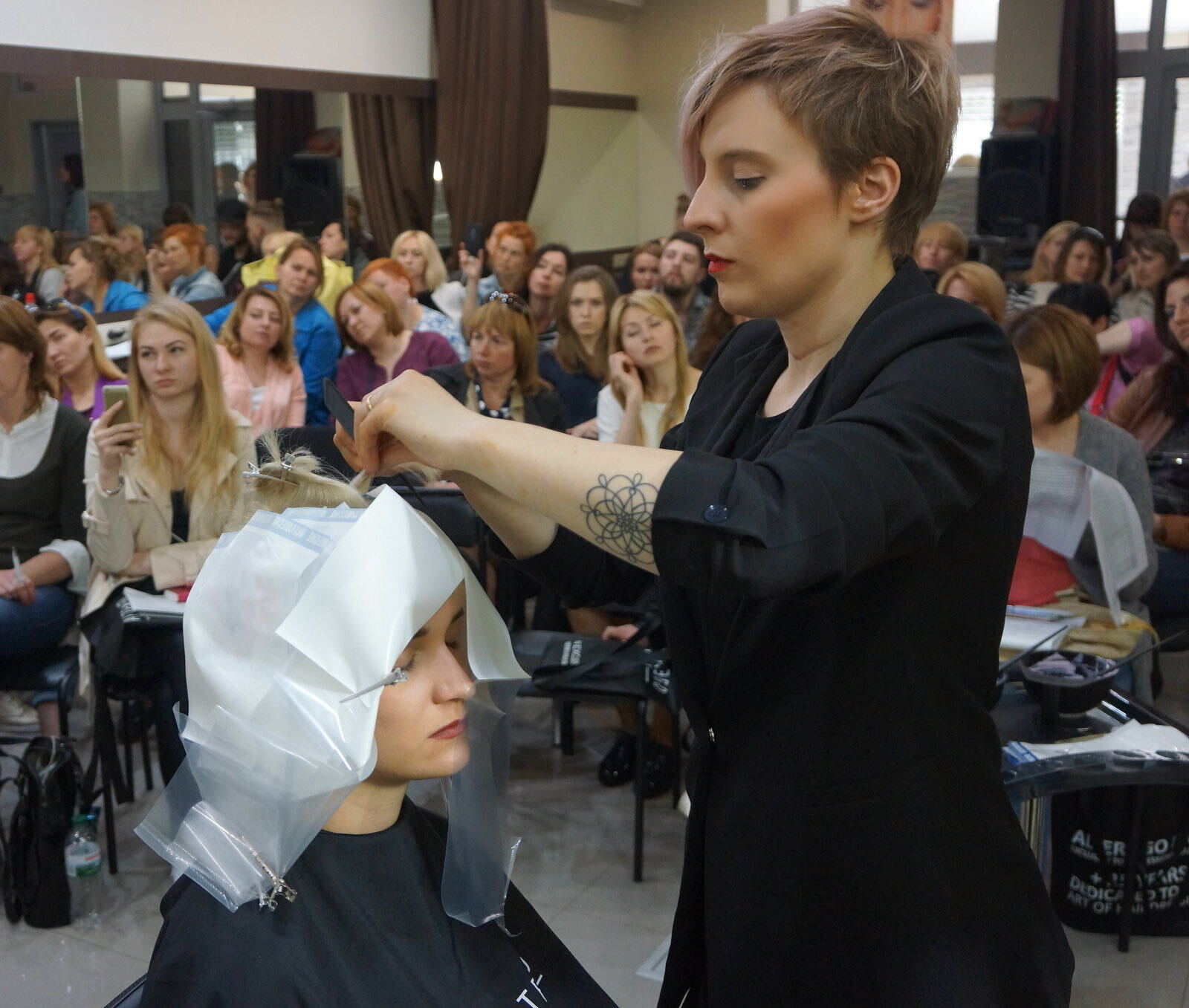 Federica Galdini al lavoro in salone